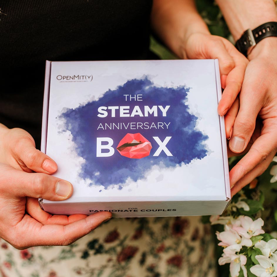 Anniversary-box-for-couples-OpenMiity